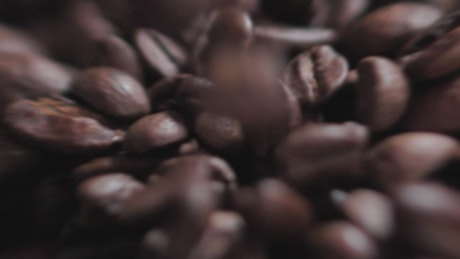 Video sequence of the coffee preparation process.